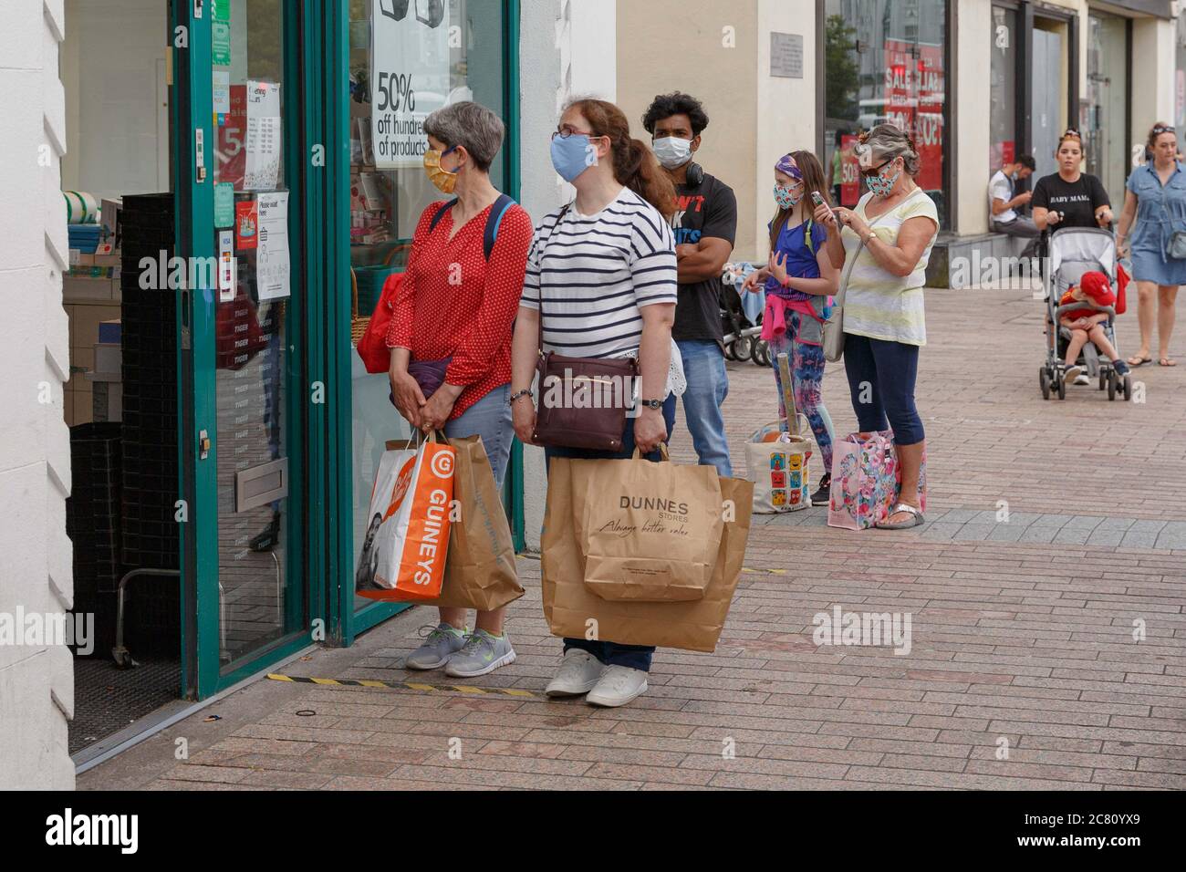 Cork, Irlanda. 20 luglio 2020. Maschere facciali diventano obbligatorie, Cork City. A partire da oggi è ora obbligatorio per gli acquirenti indossare maschere facciali di protezione mentre entrano in qualsiasi negozio. Si tratta di una nuova misura introdotta per frenare la recente crescita dei casi di Covid-19. Credit: Damian Coleman/Alamy Live News Foto Stock