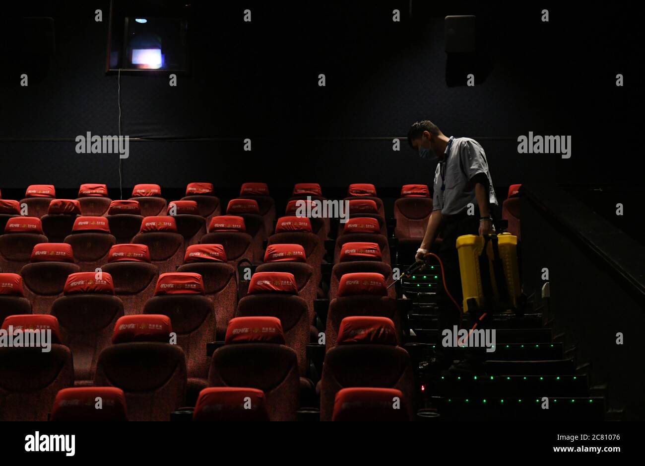 Tianjin. 20 luglio 2020. Un membro dello staff conduce lavori di disinfezione in un cinema a Tianjin, nel nord della Cina, il 20 luglio 2020. Con efficaci misure di prevenzione delle epidemie in atto, alcuni cinema a Tianjin riaprirono lunedì. Credit: Zhao Zishuo/Xinhua/Alamy Live News Foto Stock