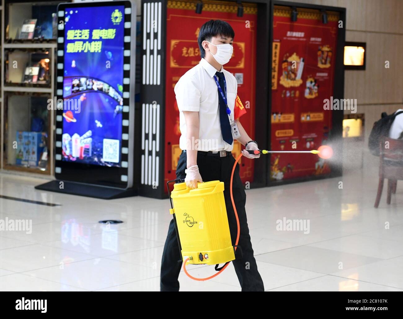 Tianjin. 20 luglio 2020. Un membro dello staff conduce lavori di disinfezione in un cinema a Tianjin, nel nord della Cina, il 20 luglio 2020. Con efficaci misure di prevenzione delle epidemie in atto, alcuni cinema a Tianjin riaprirono lunedì. Credit: Zhao Zishuo/Xinhua/Alamy Live News Foto Stock