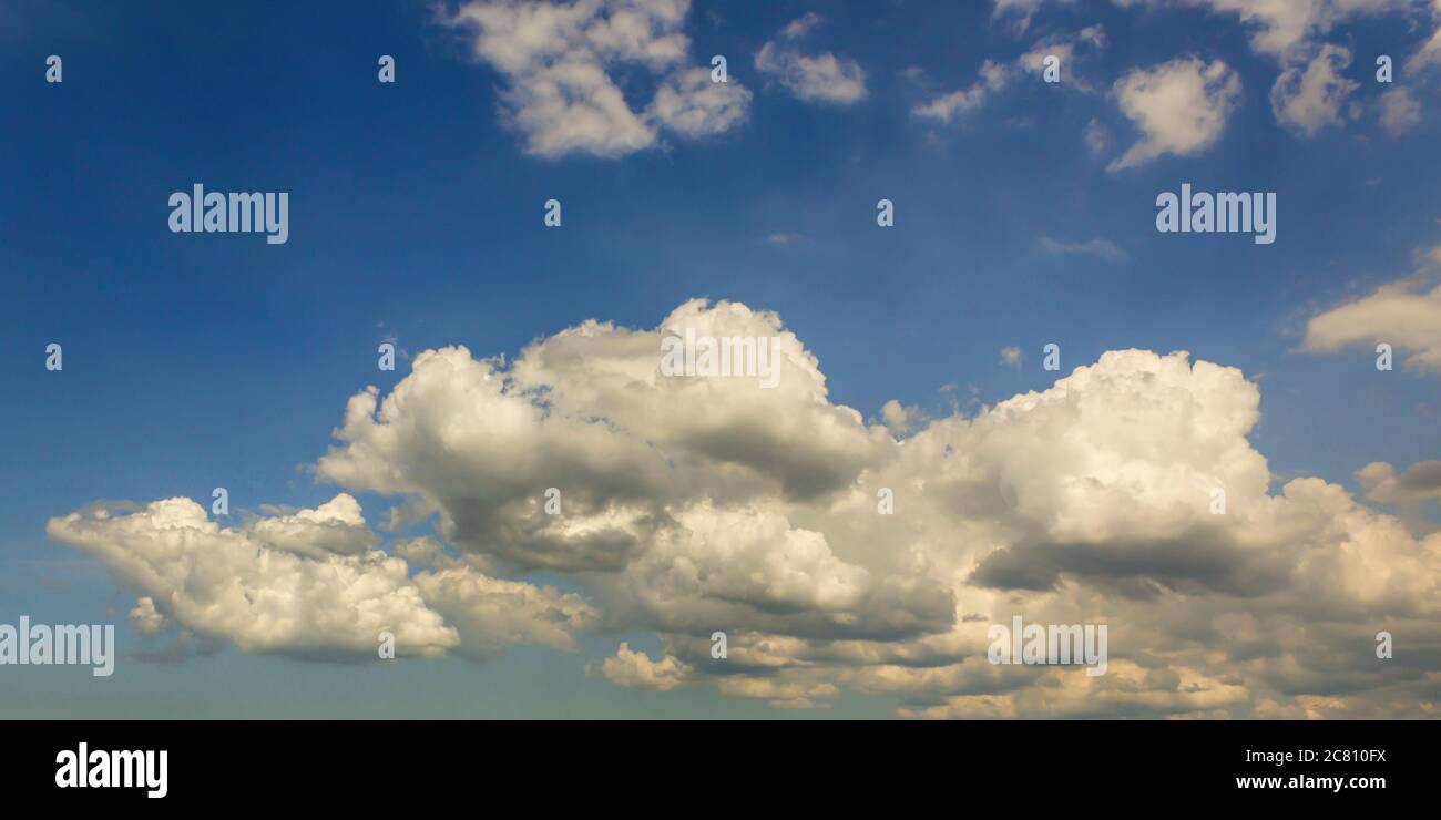 Le nuvole. Primavera, nuvole, cielo, cumulo, vento Foto Stock
