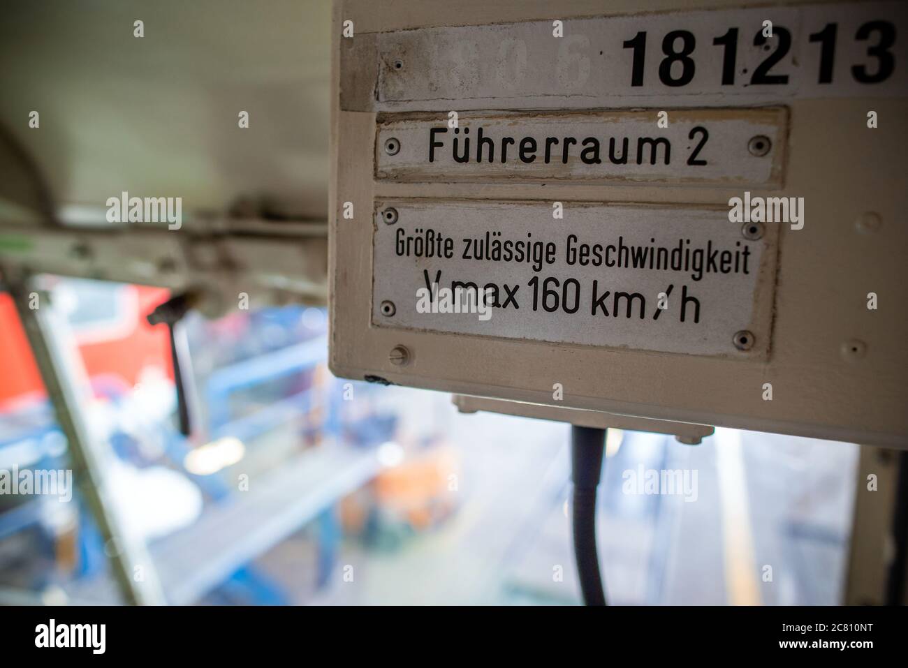 16 luglio 2020, Meclemburgo-Pomerania occidentale, Mukran: Sulla cabina di guida della locomotiva elettrica classe 181 costruita nel 1972 nel laboratorio di riparazione della Baltic Port Services GmbH (BPS) è possibile vedere il cartello per la velocità massima. Molti dei locomotori costruiti da una piccola serie a Krupp ad Essen e AEG a Berlino - oggi, otto dei 29 locomotori elettrici esistono ancora - sono in riparazione per la società Schlünß Eisenbahn Logistik (SEL) vicino a Neumünster a Schleswig-Holstein. Nel laboratorio aperto dalla Deutsche Reichsbahn nel 1986, erano stati utilizzati i veicoli ferroviari provenienti dal traghetto ferroviario Foto Stock