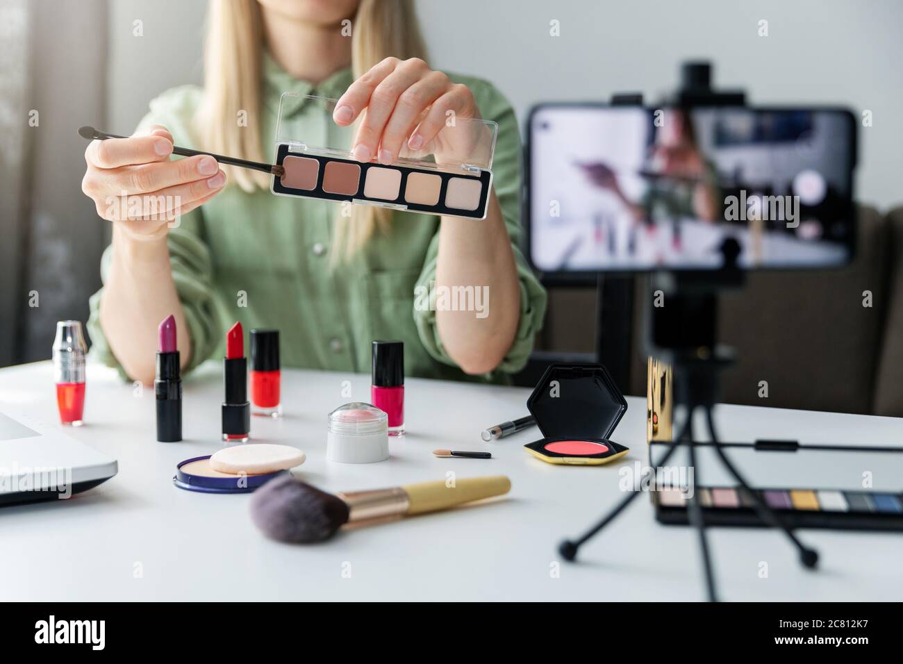 trucco bellezza moda blogger influencer video di registrazione presentazione cosmetici sui social media a casa Foto Stock