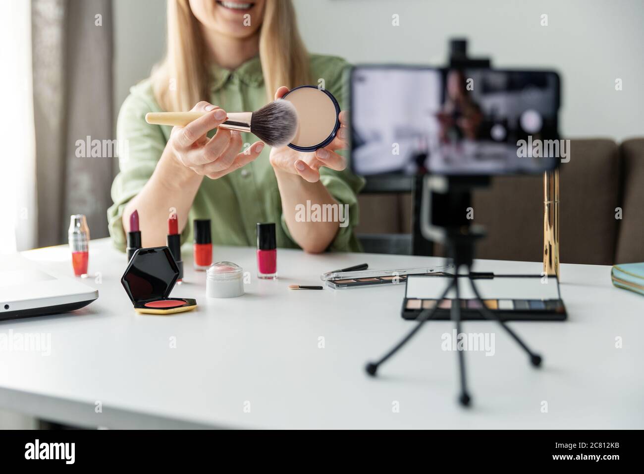 trucco bellezza moda blogger influencer video di registrazione presentazione cosmetici sui social media a casa Foto Stock
