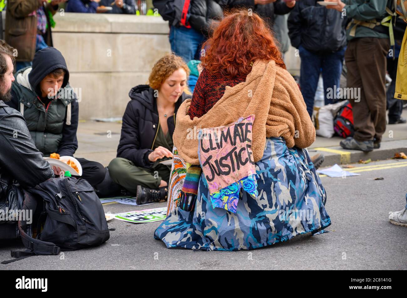 LONDRA - 18 OTTOBRE 2019: Estintazione della Giustizia climatica ribellione protesore ad un siede fuori di Downing Street Foto Stock