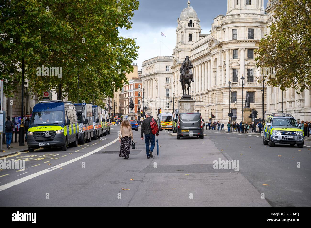 LONDRA - 18 OTTOBRE 2019: I furgoni della polizia si allineano a Whitehall vicino alla Horse Guards Parade e al Earl Haig Memorial durante una protesta di rivolta di estinzione Foto Stock