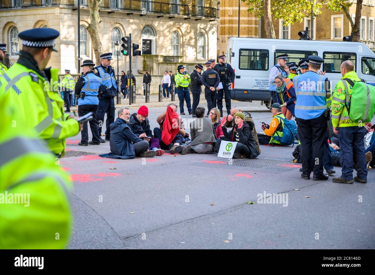 LONDRA - 18 OTTOBRE 2019: Estinzione i manifestanti della ribellione a Whitehall a un sit in Foto Stock
