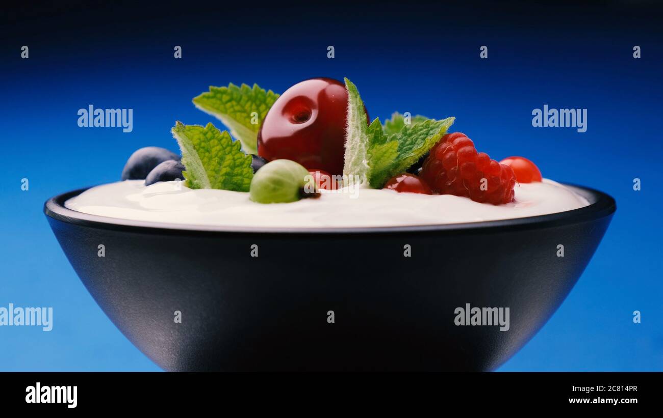 Ciotola di yogurt con frutti di bosco: Fragola, mirtillo, lampone Foto Stock