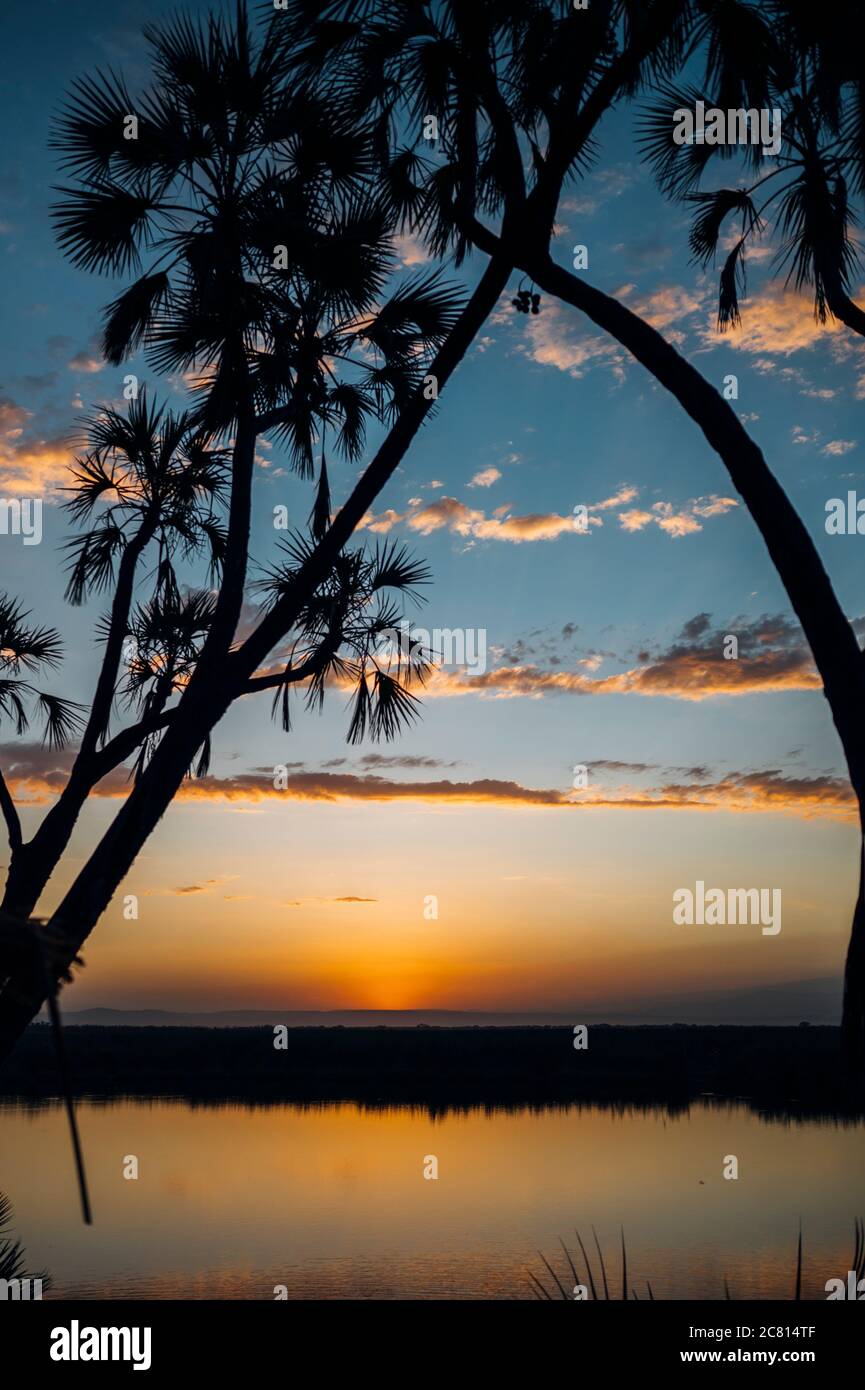 Tramonto sulla naturale oasi termale calda al Doho Safari Lodge nella regione Afar dell'Etiopia. Foto Stock