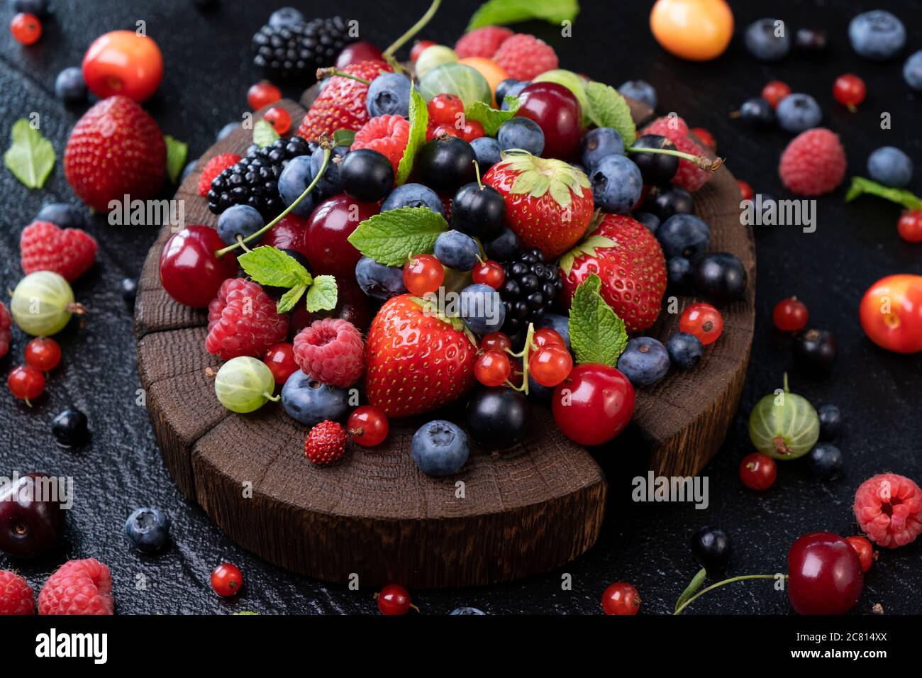 Raccolta di frutti di bosco su sfondo nero, vista dall'alto Foto Stock