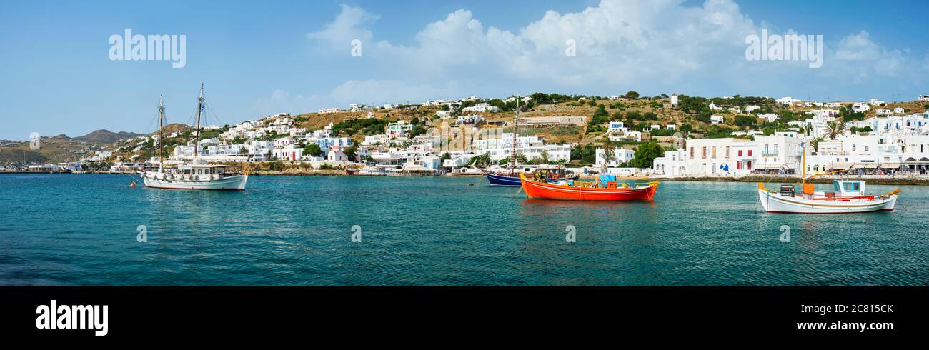 Barca da pesca greca nel porto di Mykonos Foto Stock