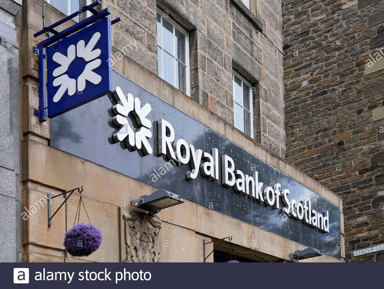 Edimburgo, Scozia, Regno Unito. 20 luglio 2020. Da mercoledì 22 la Royal Bank of Scotland (RBS) cambierà ufficialmente il suo nome in NatWest Group che porta alla fine di un nome che è stato in vigore dal 1727. Il 80% dei clienti si banca con il marchio NatWest, piuttosto che attraverso le filiali RBS. Credit: Craig Brown/Alamy Live News Foto Stock