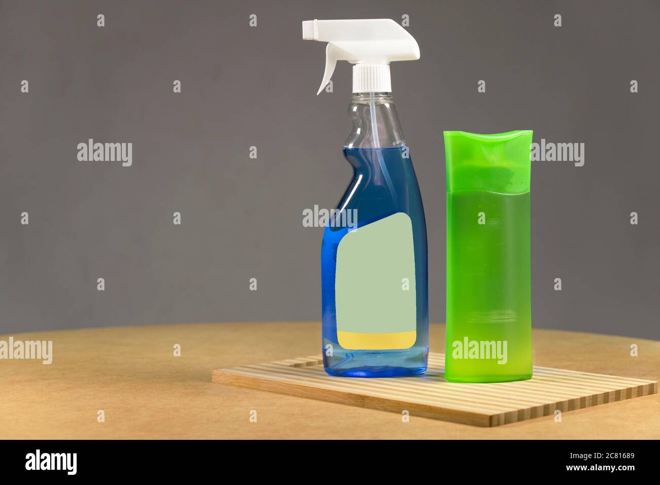 Pulitore per vetri blu spruzzatore a dispersione polverizzatore atomizzatore Foto Stock