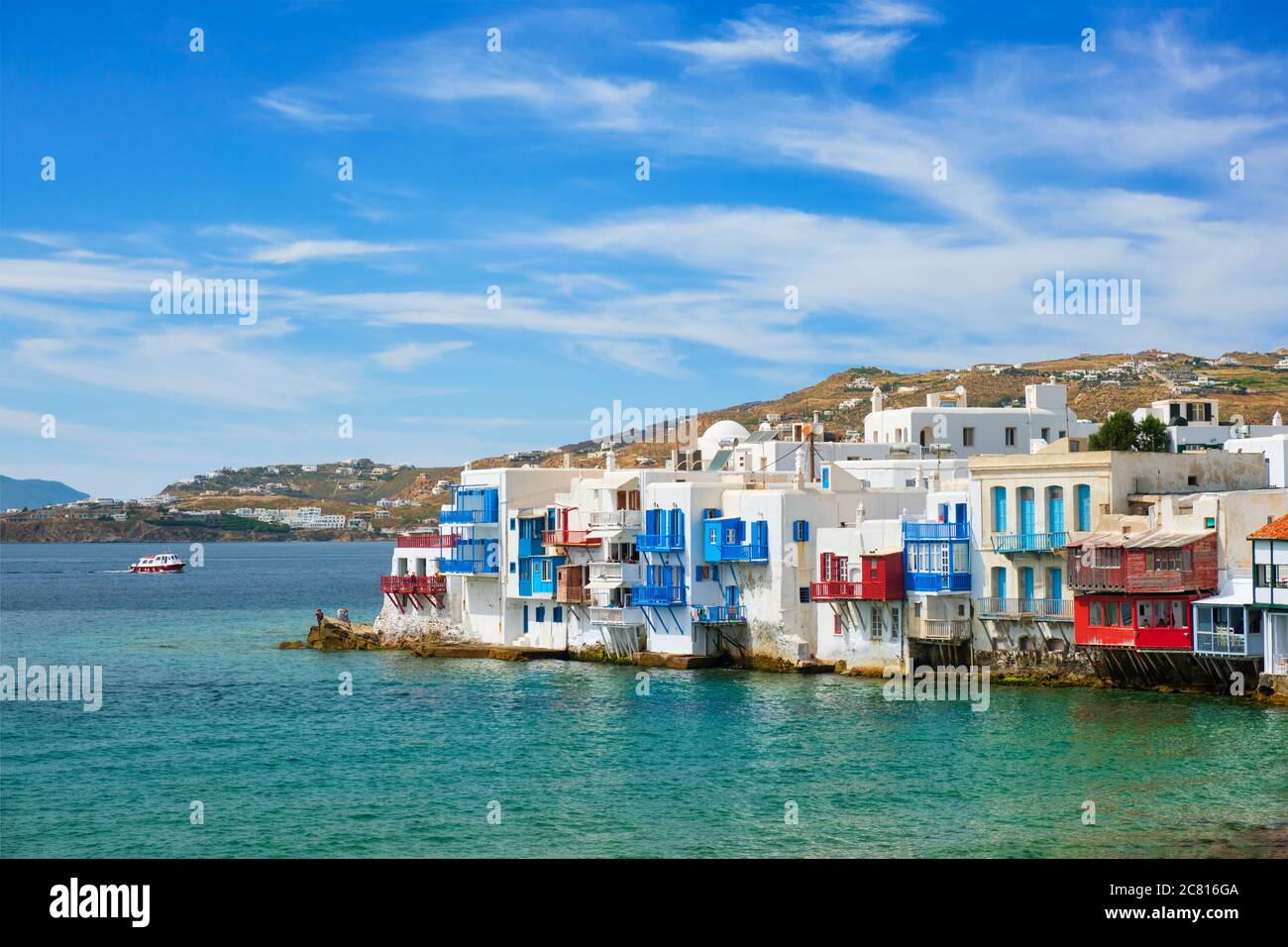 Piccole case a Venezia nella città di Chora Mykonos con yacht e nave da crociera. Isola di Mykonos, Greecer Foto Stock