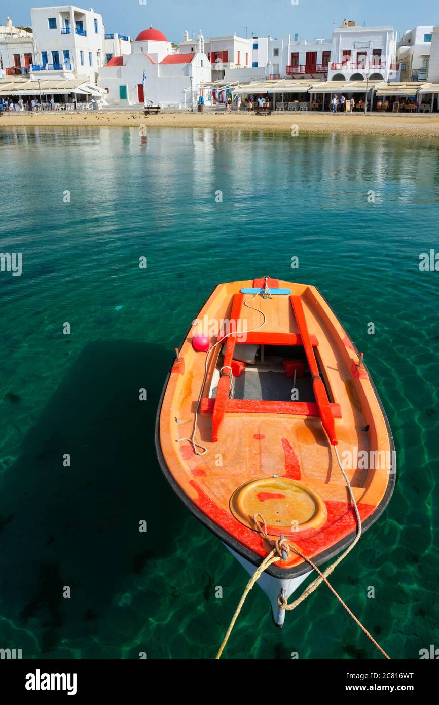 Barca da pesca greca nel porto di Mykonos Foto Stock