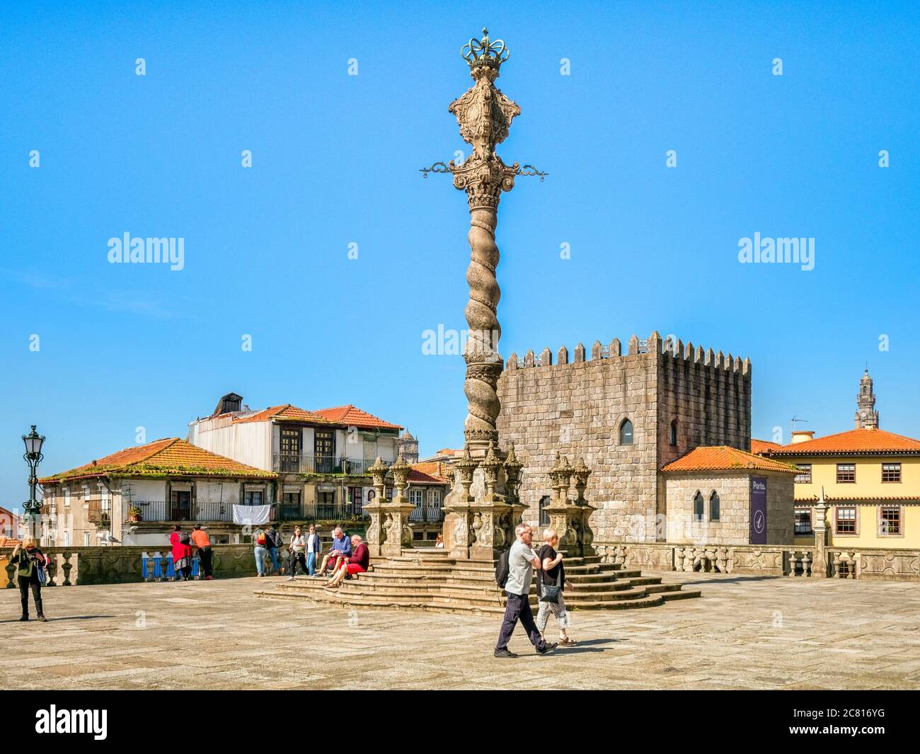 10 marzo 2020: Porto, Portogallo - il Pelourinho o pilastro di Porto, che si trova nella piazza all'estremità ovest della Cattedrale. Foto Stock