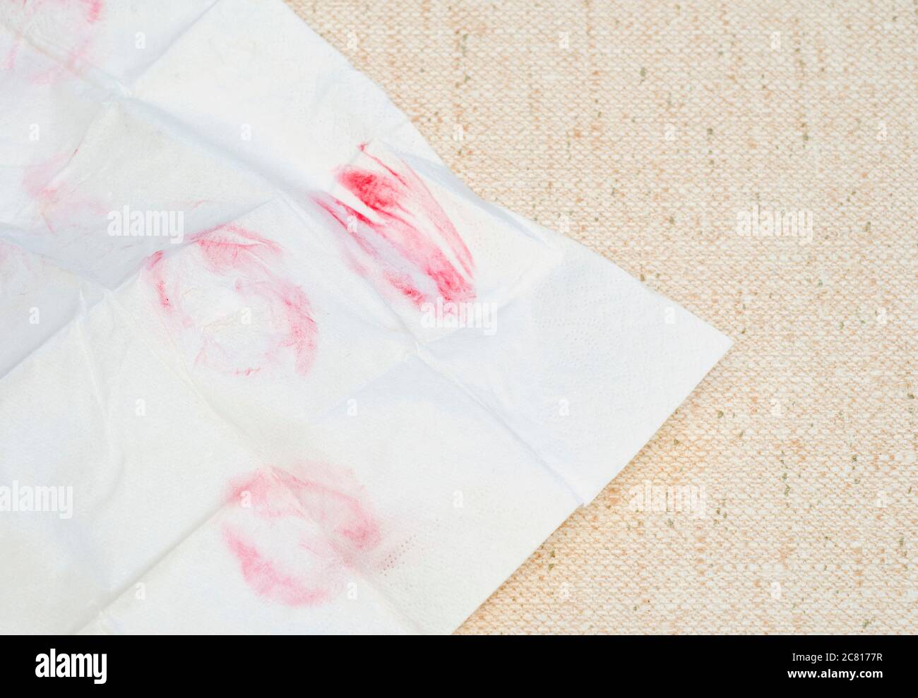 segni di rossetto su tovagliolo Foto Stock