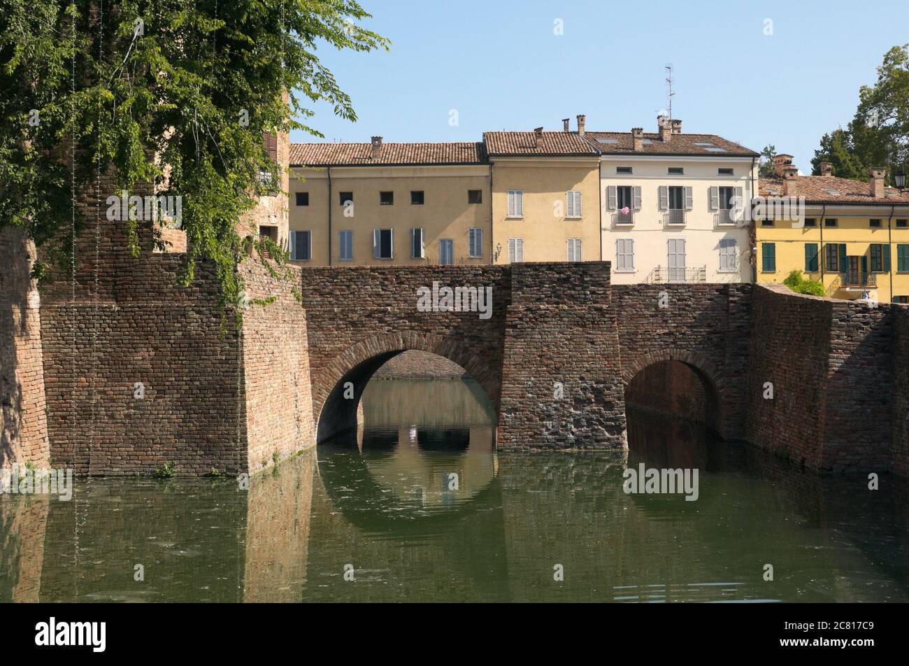 Fossato con acqua e ponte della Rocca di Sanvitale, Fontanellato, provincia di Parma, Emilia Romagna, Italia Foto Stock