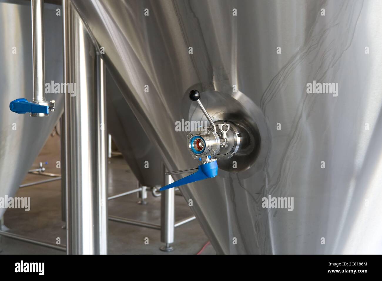 Valvola a farfalla blu per impedire il flusso inverso dell'acqua in fabbrica e in impianti industriali di produzione per la produzione di bevande. Foto Stock