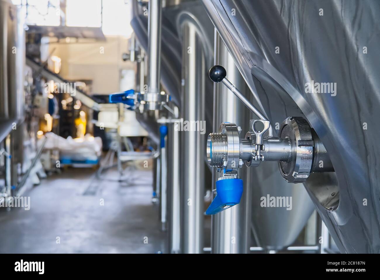 Valvola a farfalla blu per impedire il flusso inverso dell'acqua in fabbrica e in impianti industriali di produzione per la produzione di bevande. Foto Stock