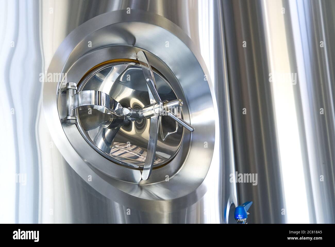 Valvola a farfalla blu per impedire il flusso inverso dell'acqua in fabbrica e in impianti industriali di produzione per la produzione di bevande. Foto Stock