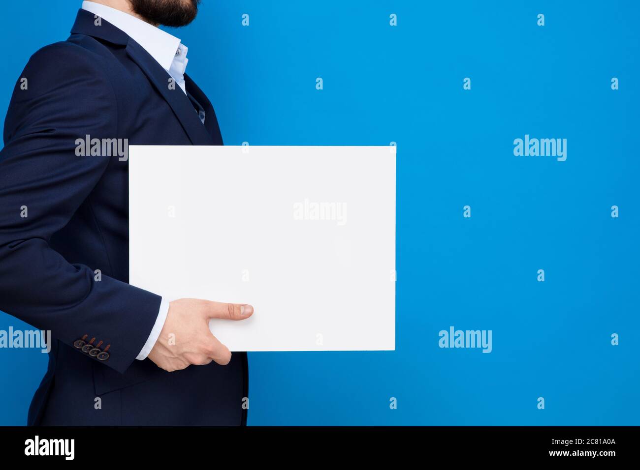 Uomo d'affari con lavagna bianca con spazio per la copia del testo. Foto Stock