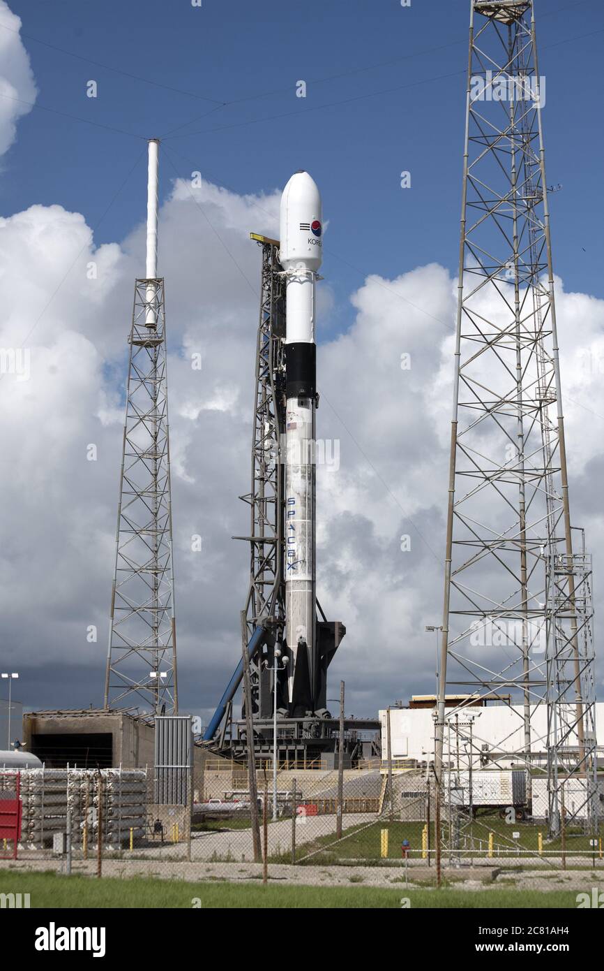 Cape Canaveral, Stati Uniti. 20 luglio 2020. SpaceX prepara il suo razzo Falcon 9 per lanciare un satellite di comunicazione per i militari sudcoreani dal complesso 40 presso la stazione dell'aeronautica di Cape Canaveral. Florida il lunedì 20 luglio 2020. Foto di Joe Marino/UPI Credit: UPI/Alamy Live News Foto Stock