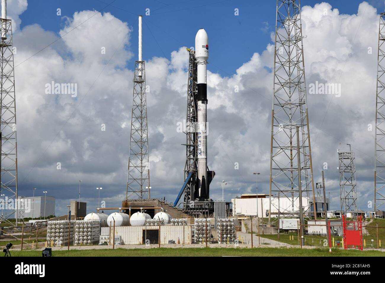 Cape Canaveral, Stati Uniti. 20 luglio 2020. SpaceX prepara il suo razzo Falcon 9 per lanciare un satellite di comunicazione per i militari sudcoreani dal complesso 40 presso la stazione dell'aeronautica di Cape Canaveral. Florida il lunedì 20 luglio 2020. Foto di Joe Marino/UPI Credit: UPI/Alamy Live News Foto Stock