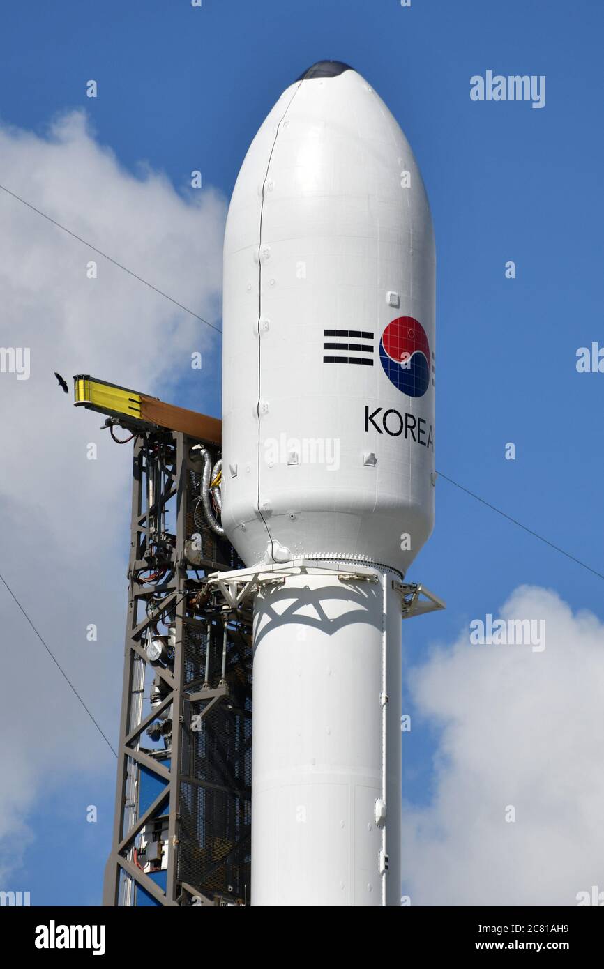 Cape Canaveral, Stati Uniti. 20 luglio 2020. SpaceX prepara il suo razzo Falcon 9 per lanciare un satellite di comunicazione per i militari sudcoreani dal complesso 40 presso la stazione dell'aeronautica di Cape Canaveral. Florida il lunedì 20 luglio 2020. Foto di Joe Marino/UPI Credit: UPI/Alamy Live News Foto Stock