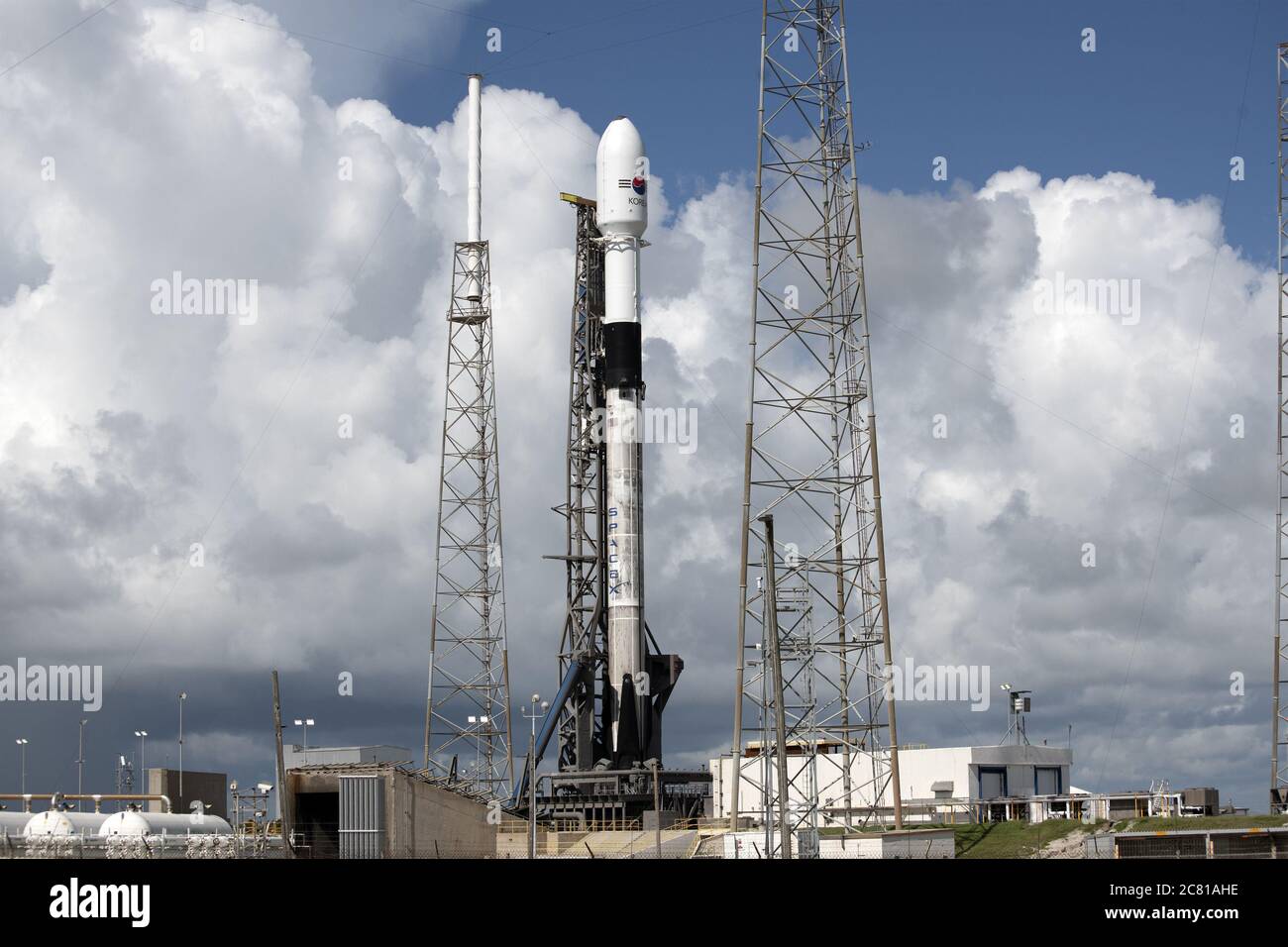 Cape Canaveral, Stati Uniti. 20 luglio 2020. SpaceX prepara il suo razzo Falcon 9 per lanciare un satellite di comunicazione per i militari sudcoreani dal complesso 40 presso la stazione dell'aeronautica di Cape Canaveral. Florida il lunedì 20 luglio 2020. Foto di Joe Marino/UPI Credit: UPI/Alamy Live News Foto Stock