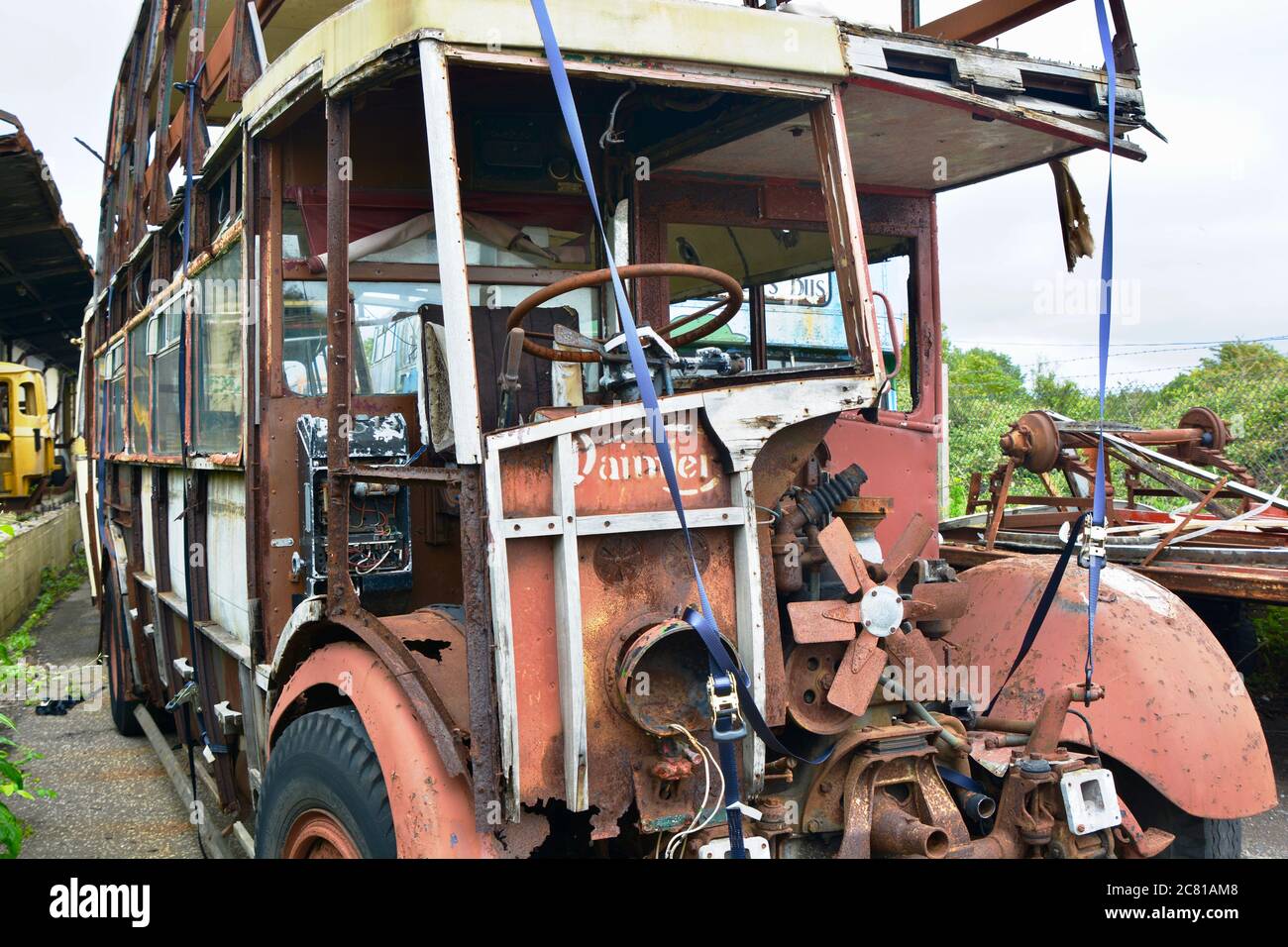 Barry, vale of Glamorgan / Galles - Luglio 10 2020. Una società locale di conservazione dei trasporti pubblici immagazzina i loro vecchi autobus pronti per il restauro Foto Stock