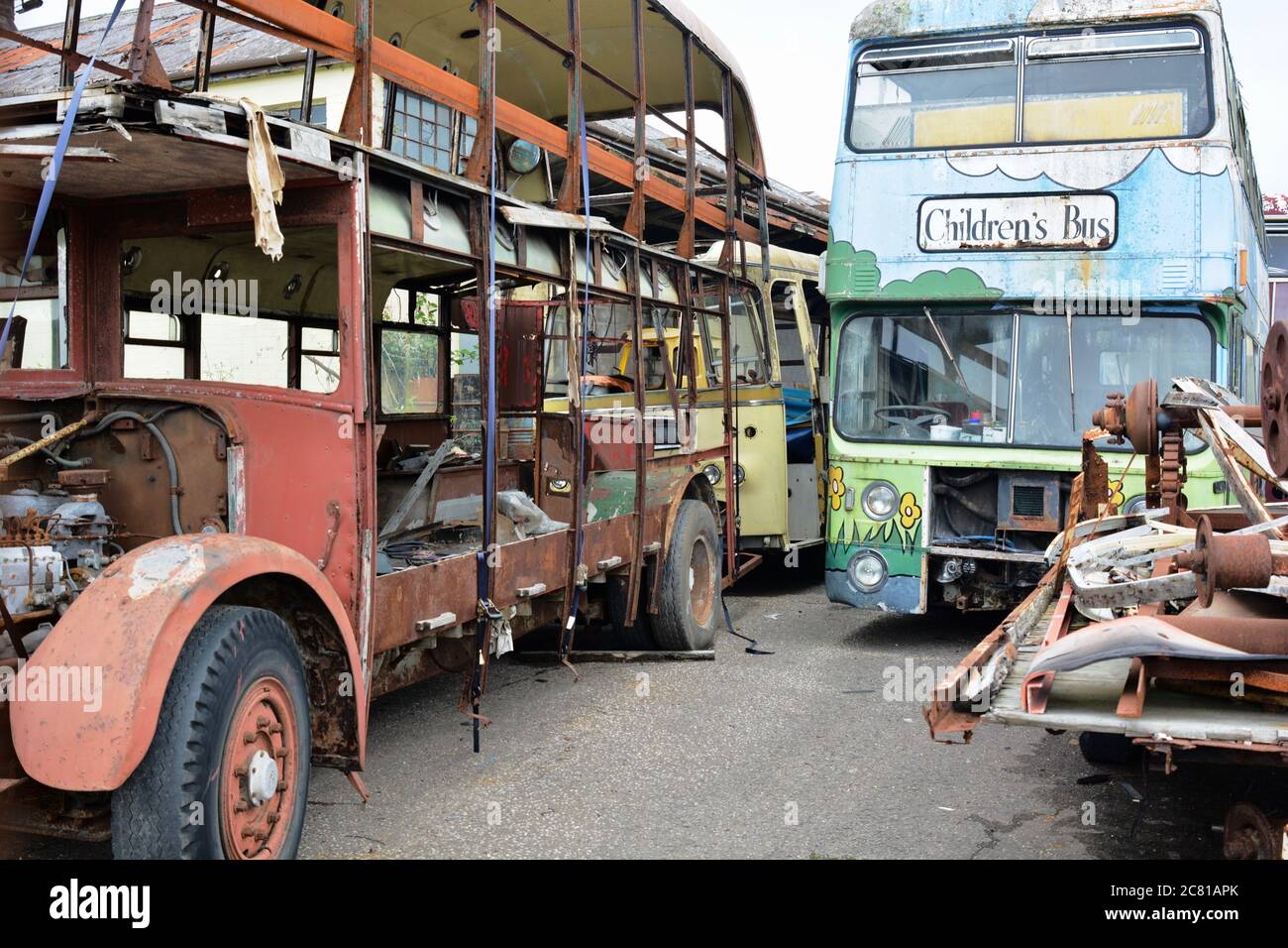 Barry, vale of Glamorgan / Galles - Luglio 10 2020. Una società locale di conservazione dei trasporti pubblici immagazzina i loro vecchi autobus pronti per il restauro Foto Stock