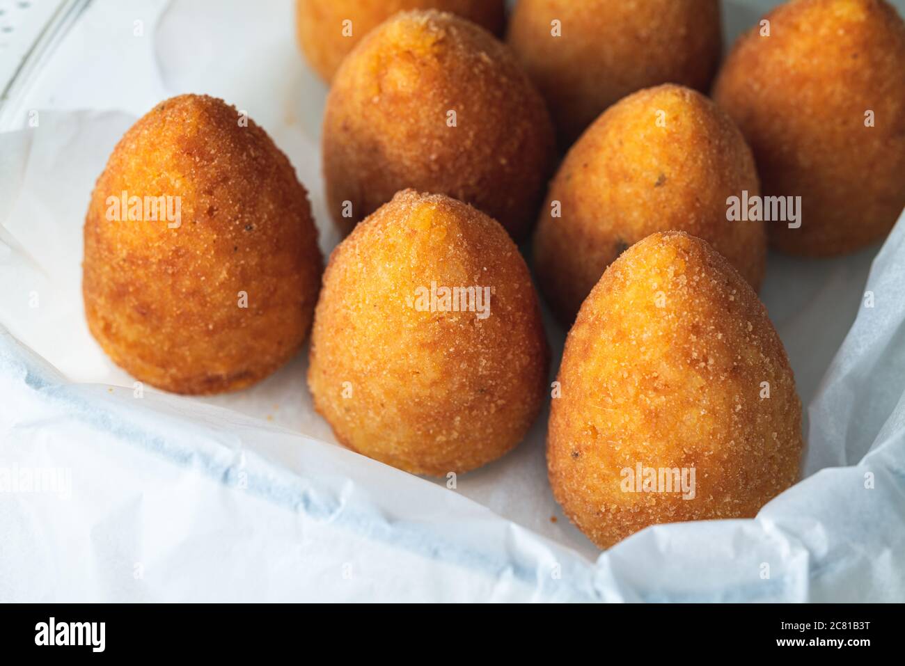 Palline di riso fatte in casa dalla Sicilia, chiamate Arancine Foto Stock