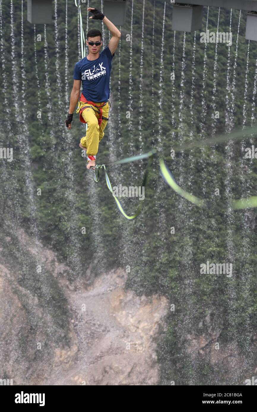 Qingyuan, Cina. 19 luglio 2020. Un uomo sta camminando nell'aria con una slackline di nylon di 2,5cm di larghezza a Qingyuan, Guangdong, Cina il 19 luglio, 2020.(Photo by TPG/cnsphotos) (Photo by Top Photo/Sipa USA) Credit: Sipa USA/Alamy Live News Foto Stock