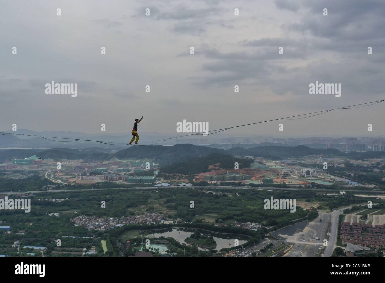 Qingyuan, Cina. 19 luglio 2020. Un uomo sta camminando nell'aria con una slackline di nylon di 2,5cm di larghezza a Qingyuan, Guangdong, Cina il 19 luglio, 2020.(Photo by TPG/cnsphotos) (Photo by Top Photo/Sipa USA) Credit: Sipa USA/Alamy Live News Foto Stock