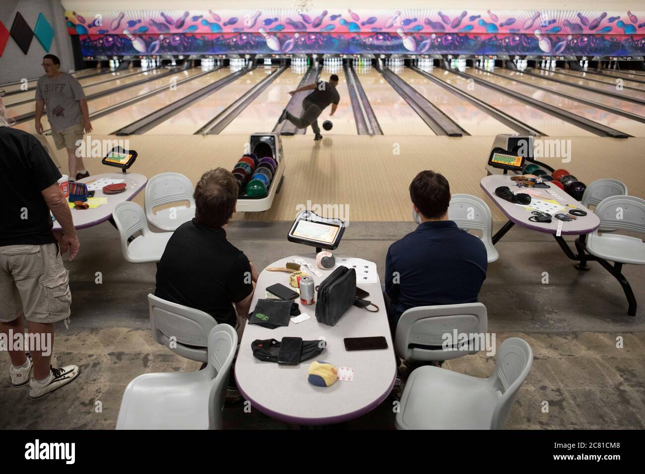 Austin, Texas USA 17 luglio 2020: I clienti potranno godersi l'ultima serata di bowling al Dart Bowl mentre l'azienda di 64 anni nel centro di Austin si chiude a causa delle lotte economiche e della pandemia del COVID-19. Credit: Bob Daemmrich/Alamy Live News Foto Stock
