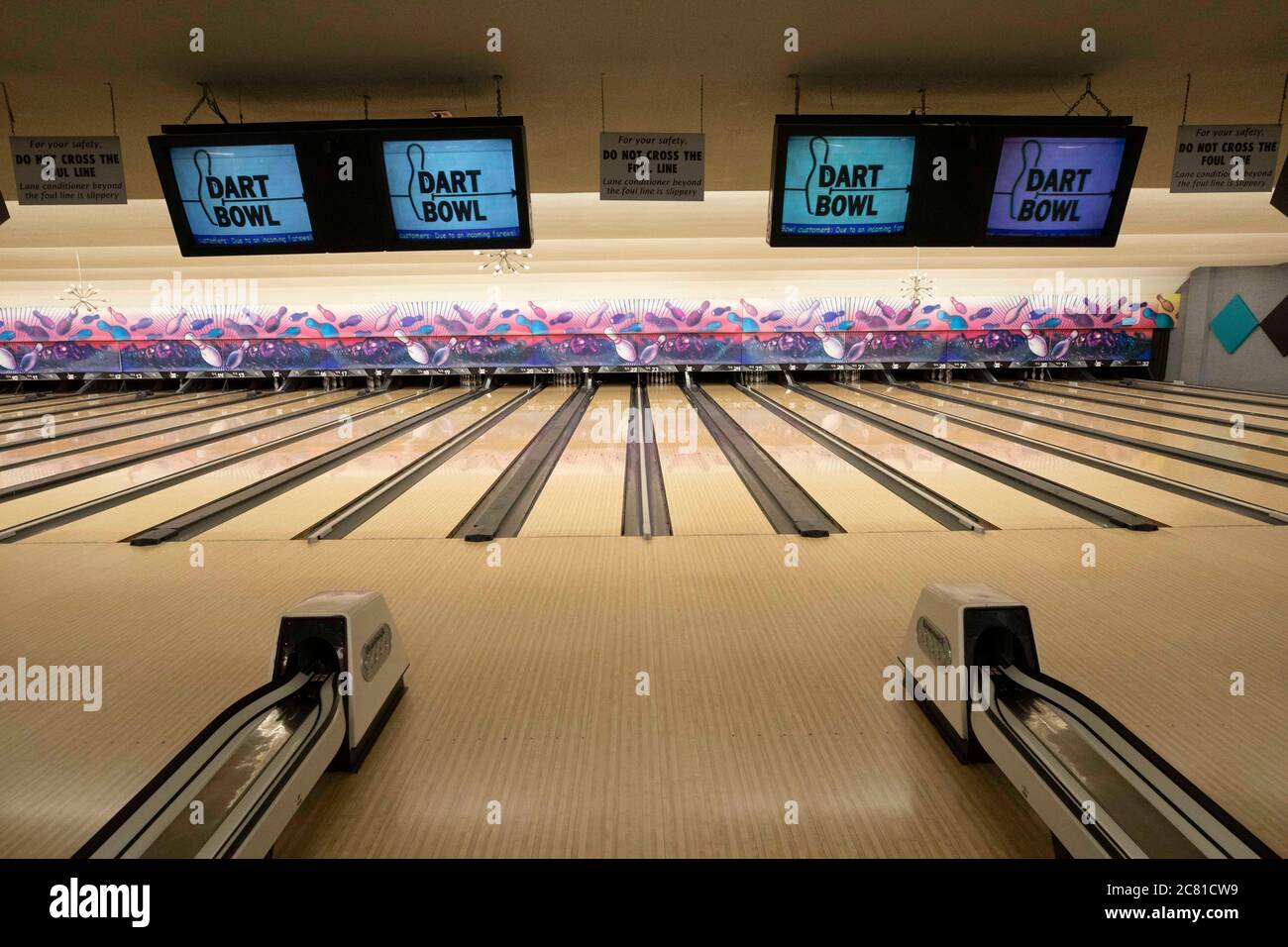 Austin, Texas USA 17 luglio 2020: Corsie vuote nell'ultima serata di bowling a Dart Bowl, come l'azienda di proprietà locale, aperto per 64 anni, chiude a causa delle lotte economiche e della pandemia COVID-19. Credit: Bob Daemmrich/Alamy Live News Foto Stock