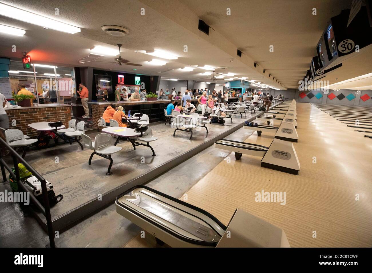 Austin, Texas USA 17 luglio 2020: I clienti potranno godersi l'ultima serata di bowling al Dart Bowl mentre l'azienda di 64 anni nel centro di Austin si chiude a causa delle lotte economiche e della pandemia del COVID-19. Il leggendario caffè del DART Bowl serviva anche il suo ultimo piatto di enchiladas fatti in casa e birra in bottiglia a buon mercato. Credit: Bob Daemmrich/Alamy Live News Foto Stock