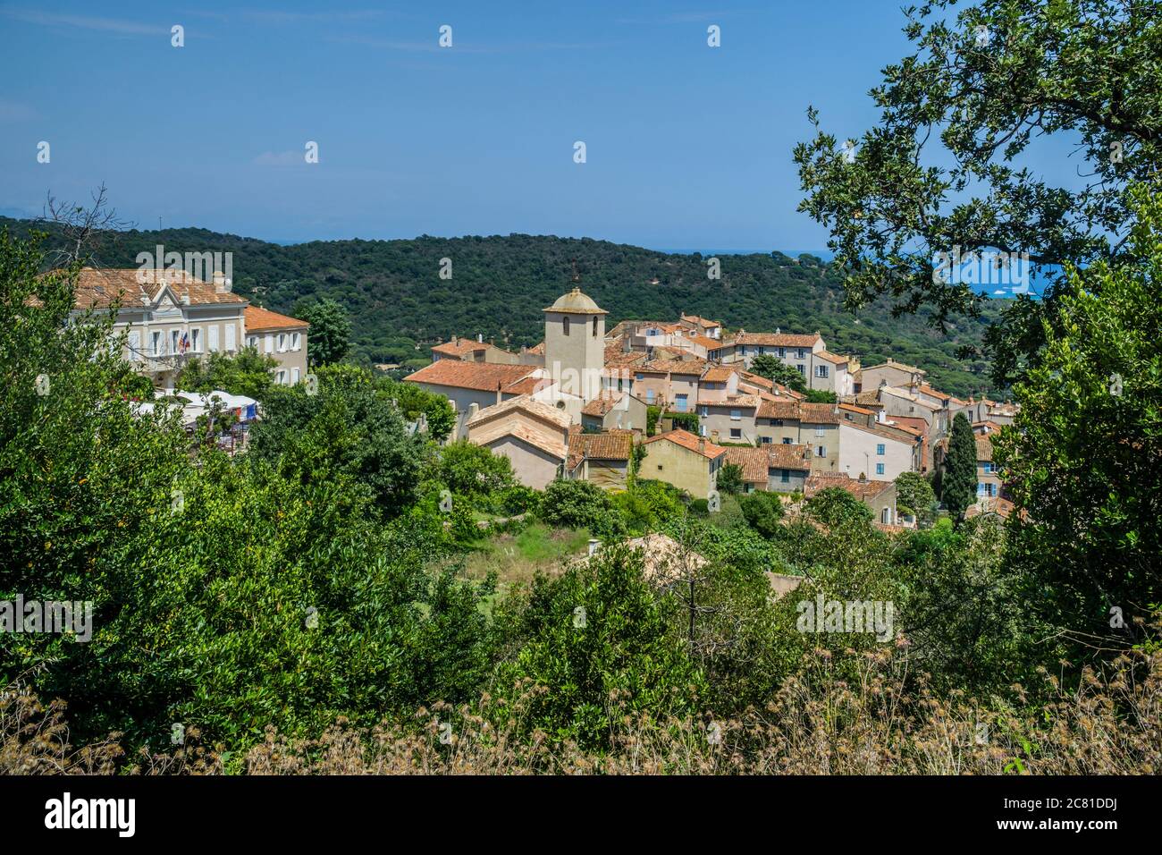 Vista del borgo medievale di Ramatuelle sullo sperone della collina Paillais nel dipartimento del Varo della regione Provenza-Alpi-Côte Azzurra in Southeas Foto Stock
