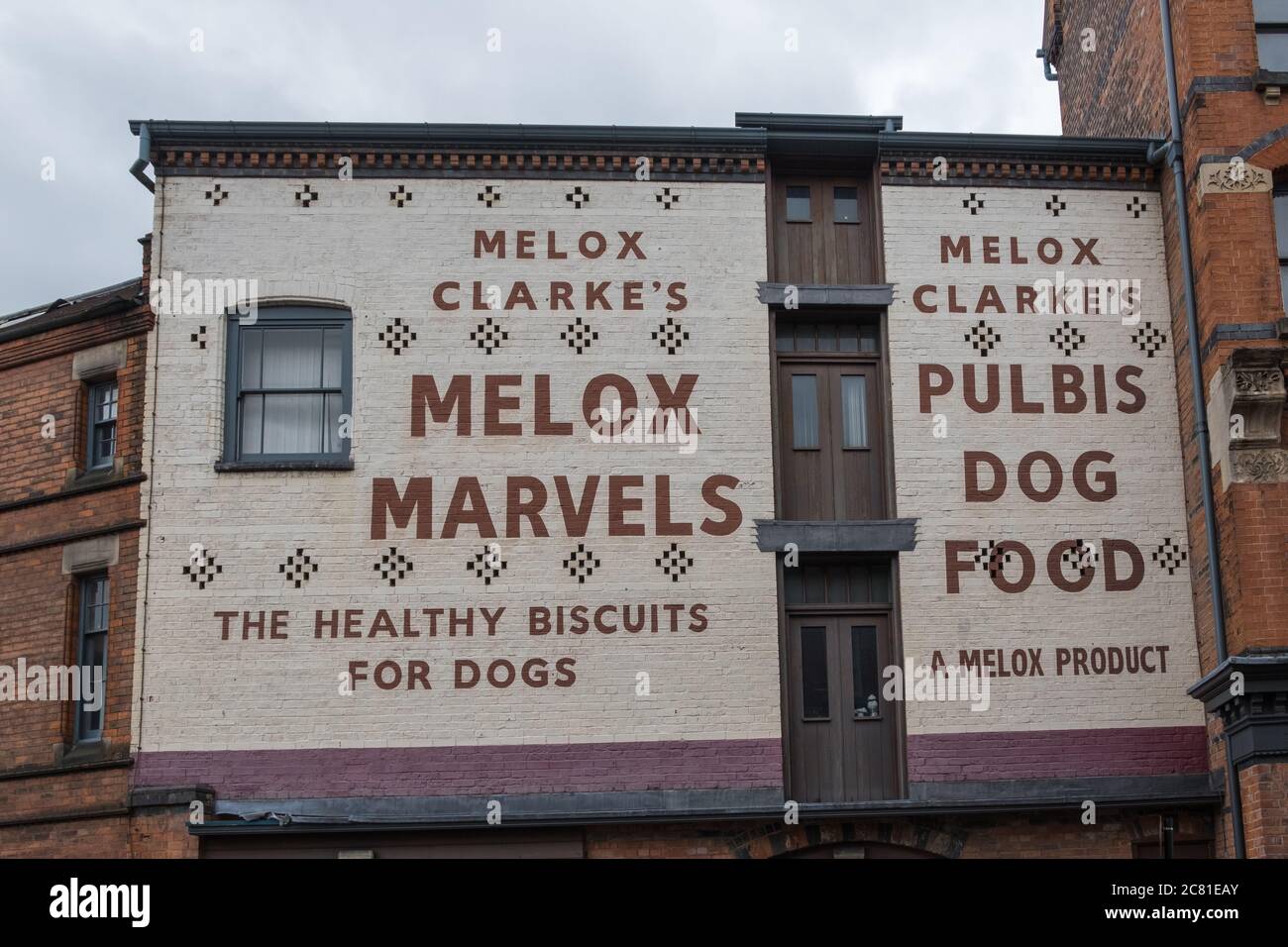 Cartelli pubblicitari vintage per Melox Clarke's Melox Marvels cane biscotti e Pulbis cibo cane dipinto sulla parete di un edificio a Digbeth, Birmingham Foto Stock