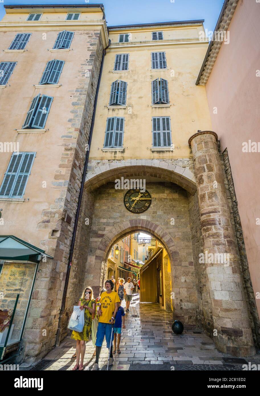 Porte de la Rade o Porte Massillon è una porta d'ingresso al centro storico medievale dell'antica città mediterranea di Hyères, Provenza-Alpi-Côte Azzurra, Fran Foto Stock