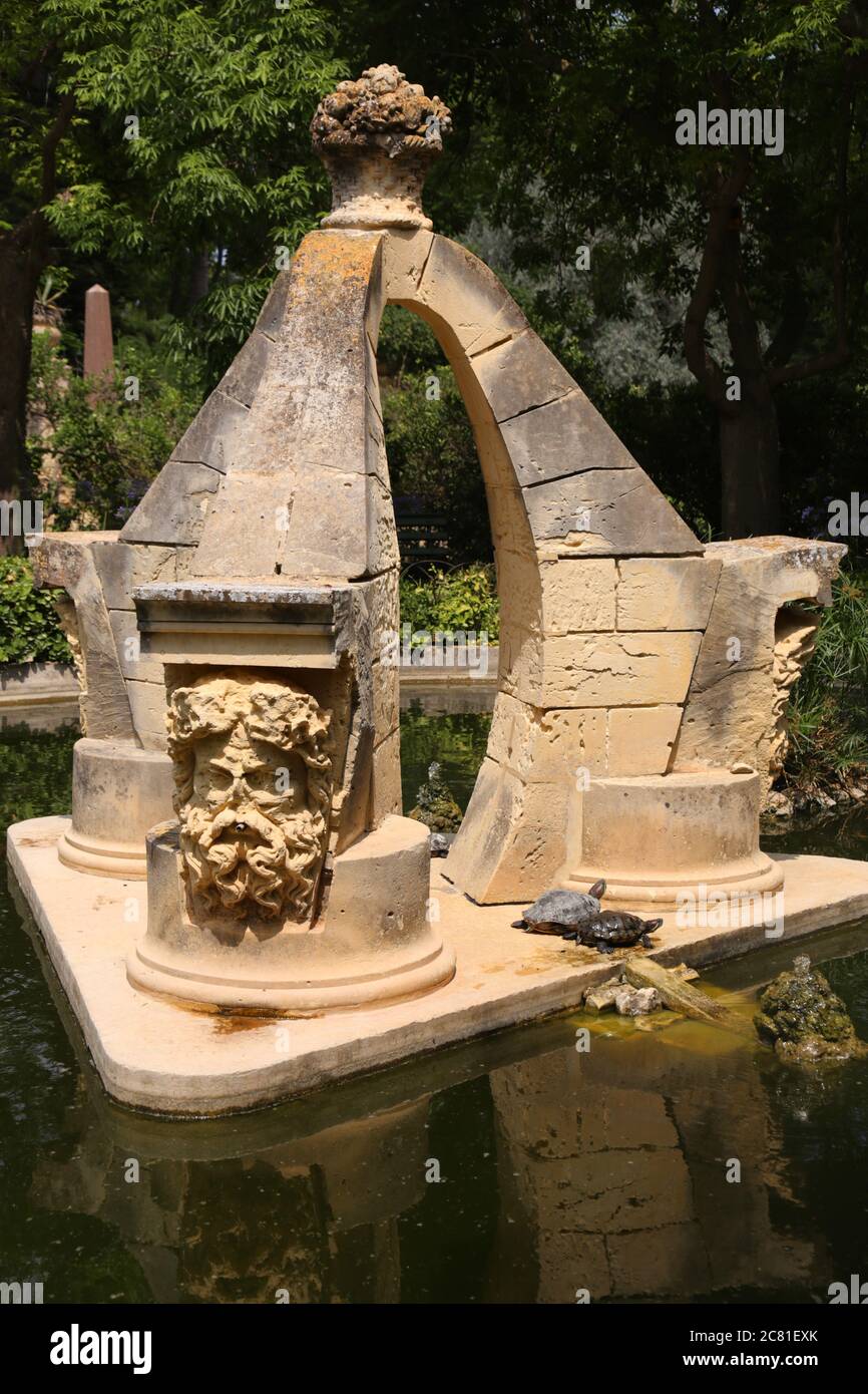 Attard. Malta. Giardini di San Anton. Fontana scolpita in pietra calcarea nel mezzo dello stagno. Tartarughe. Foto Stock
