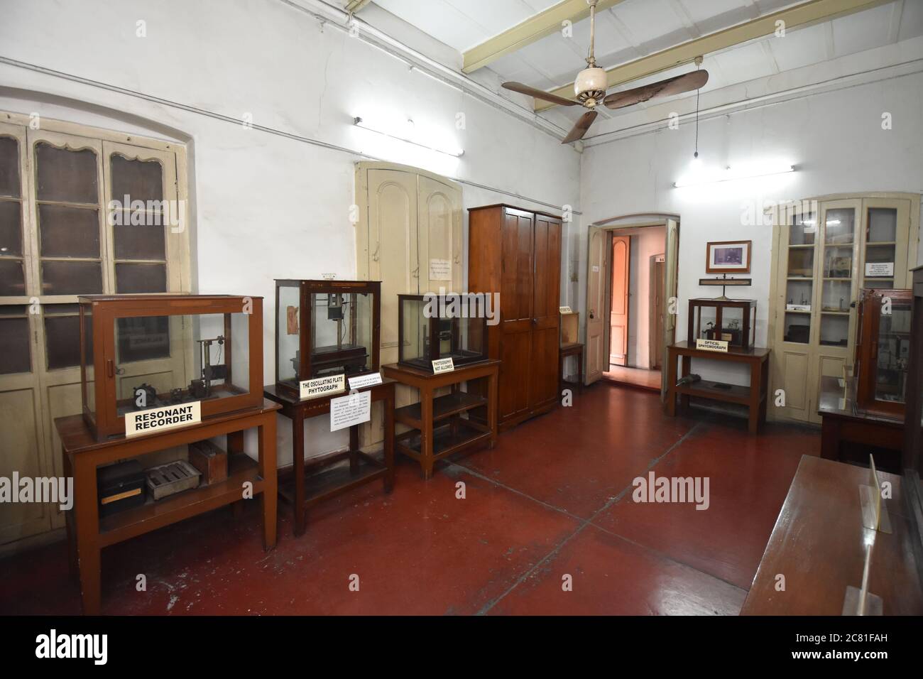 Sala strumenti di Sir Jagadish Chandra Bose (1858-1937) e Lady Abala Bose (1865-1951). Acharya Bhaban, 93 APC Road (strada circolare superiore), Kolkata. Foto Stock