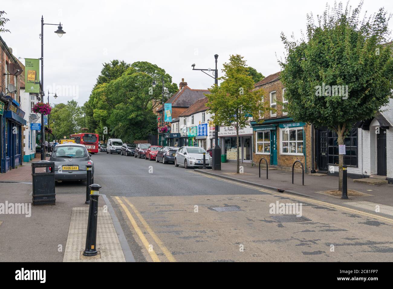 Vista lungo la High Street, Harefield Village, Middlesex, Inghilterra, Regno Unito Foto Stock