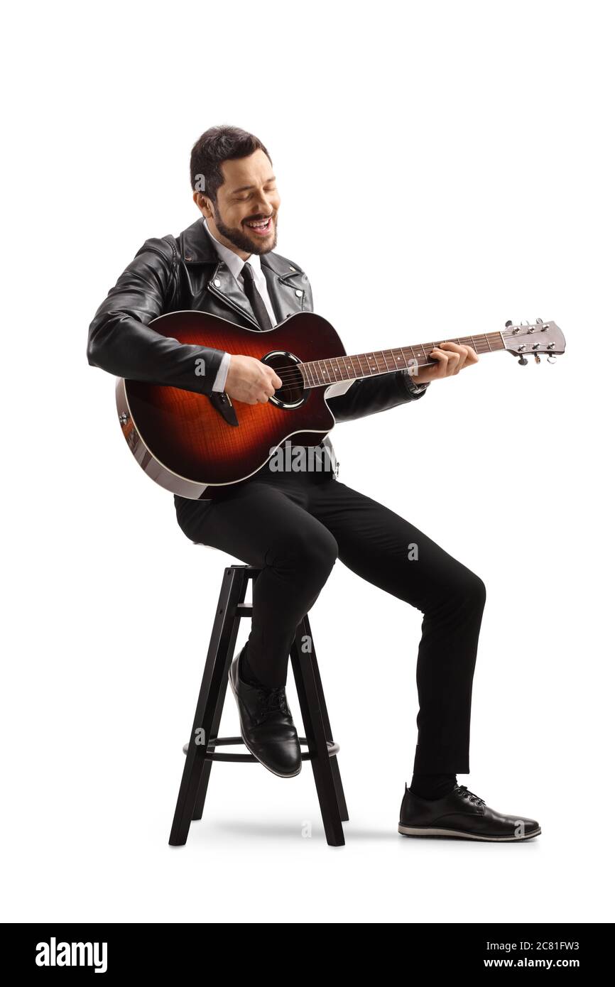 Musicista che suona una chitarra acustica isolata su sfondo bianco Foto Stock
