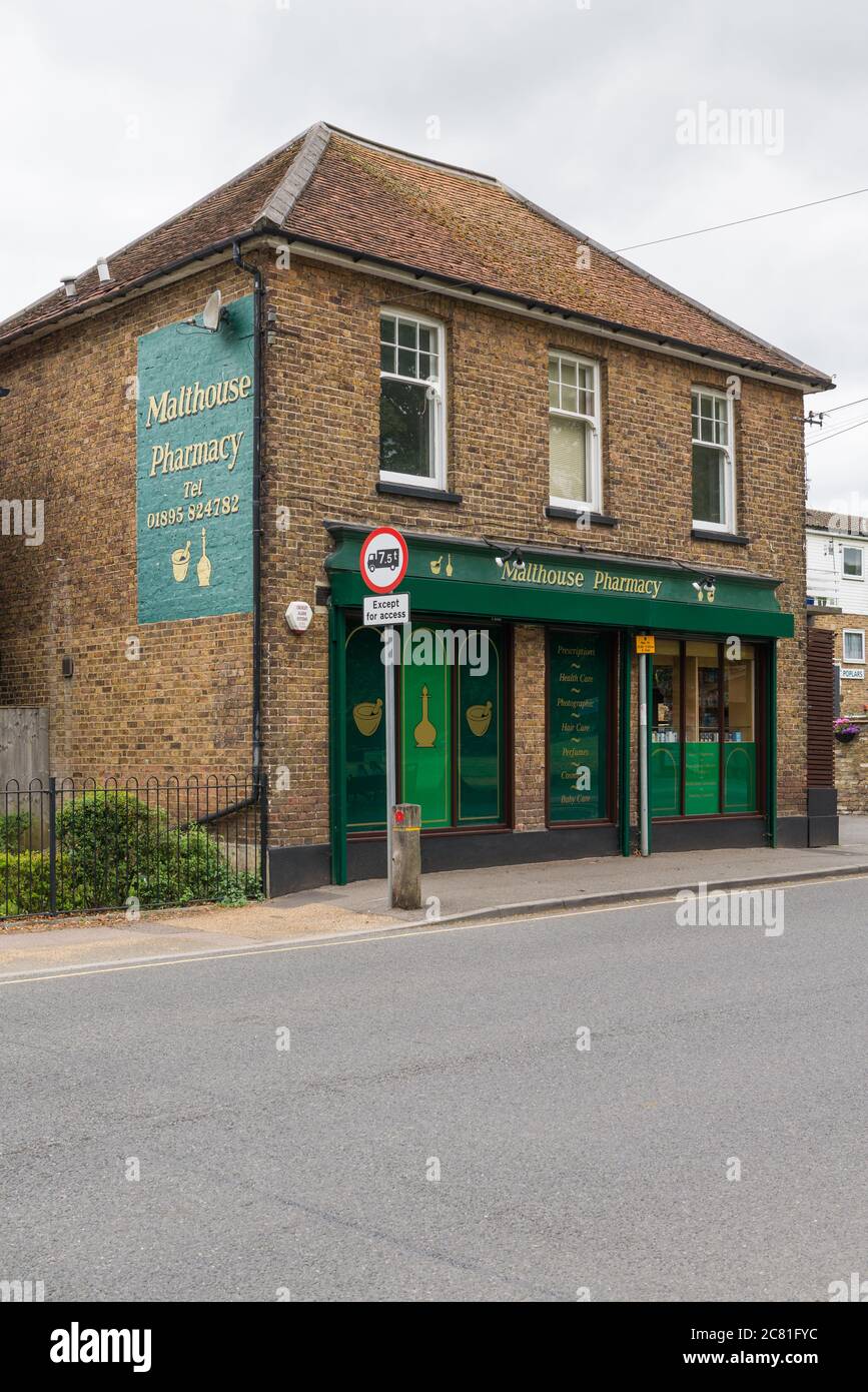 Malthouse Pharmacy on Breakspear Road North, Harefield, Middlesex, Inghilterra, Regno Unito Foto Stock
