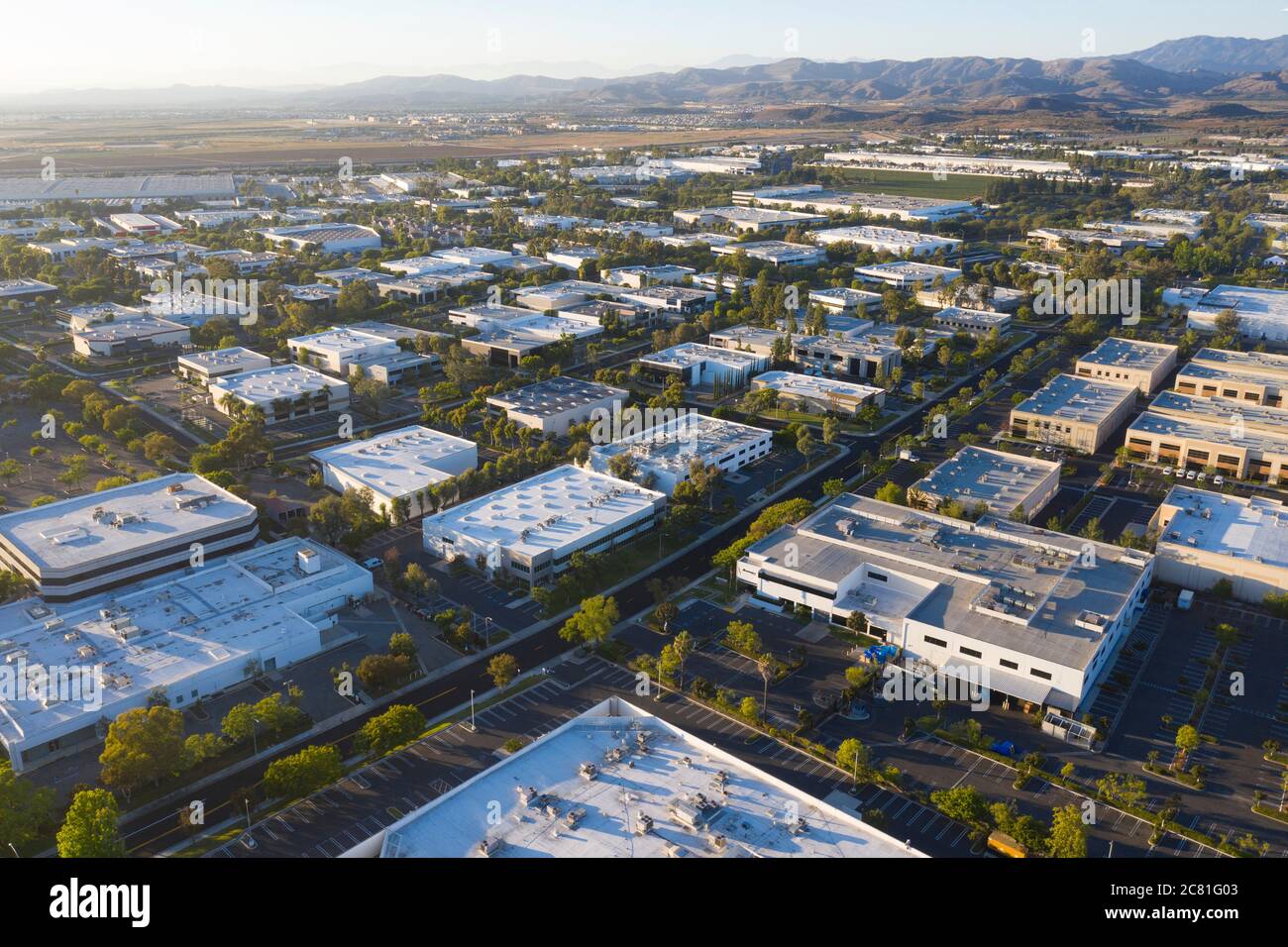 Vista aerea su un moderno parco industriale nella parte est di Irvine, California Foto Stock