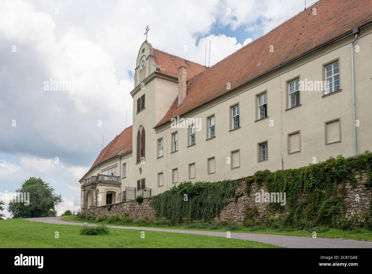 Chateau e l'ex castello di Lomnice (Moravia meridionale) visto dal suo parco. La storia del castello è legata alla nobile casa Serényi. Foto Stock