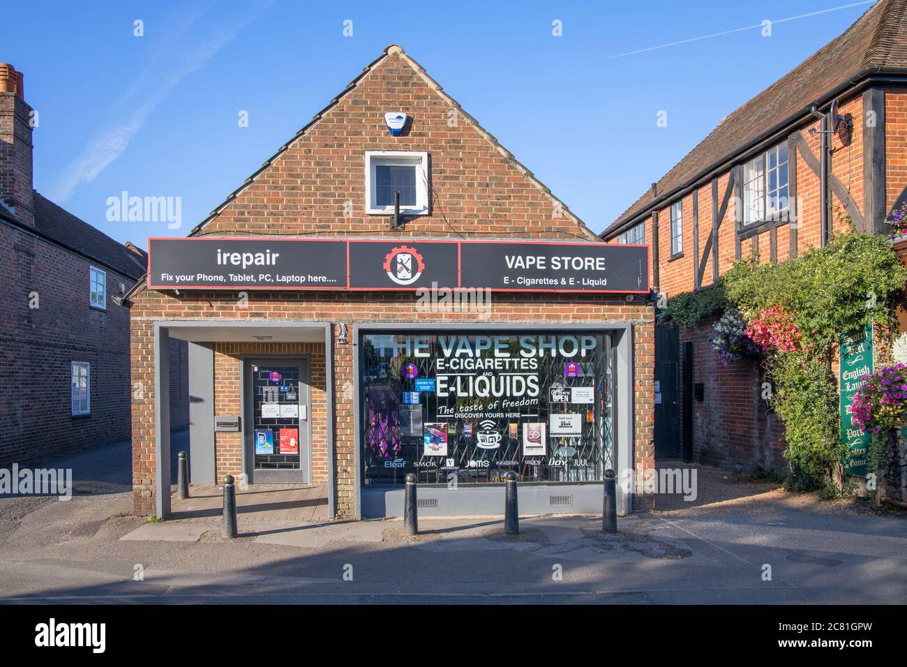 un negozio vape nel villaggio cranleigh high street surrey Foto Stock