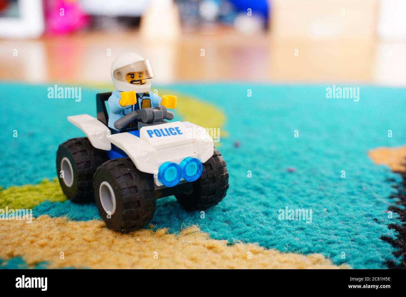POZNAN, POLONIA - 22 giu 2017: La polizia LEGO seduta in uno scooter a quattro ruote su un pavimento in moquette Foto Stock POZNAN, POLONIA - 22 giu 2017: La polizia LEGO seduta in uno scooter a quattro ruote su un pavimento in moquette Foto Stock