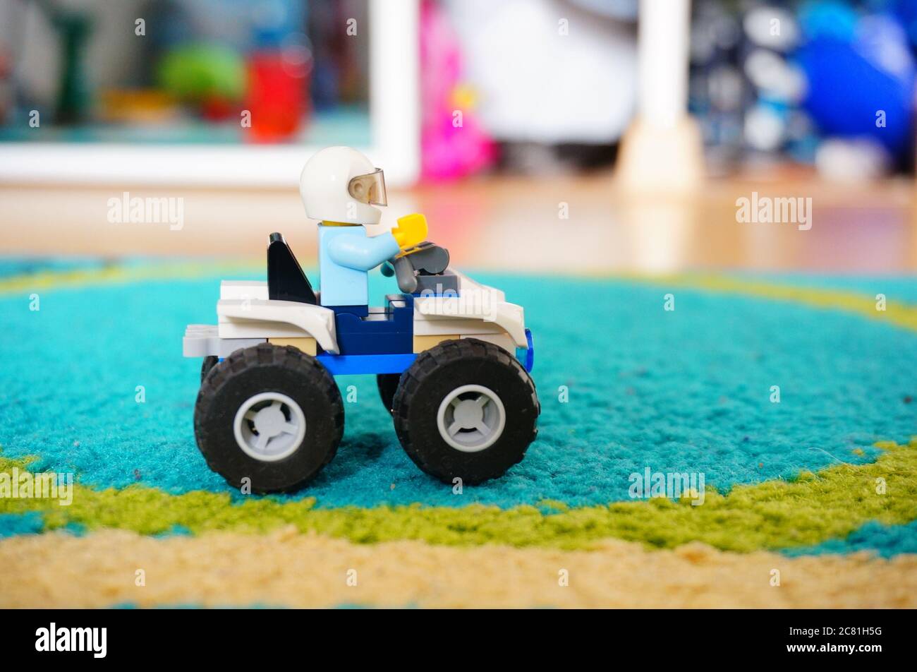POZNAN, POLONIA - 22 giu 2017: La polizia LEGO seduta in uno scooter a quattro ruote su un pavimento in moquette Foto Stock POZNAN, POLONIA - 22 giu 2017: La polizia LEGO seduta in uno scooter a quattro ruote su un pavimento in moquette Foto Stock
